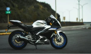 2025 Yamaha MT-15 vs R15 v4
