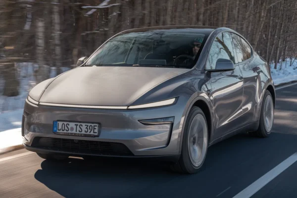₹67 Lakh Tesla Model Y Made a Jaw-Dropping Impact – लोग बोले ये Dream Car नहीं, TAX-LA है Tesla Model Y exterior look